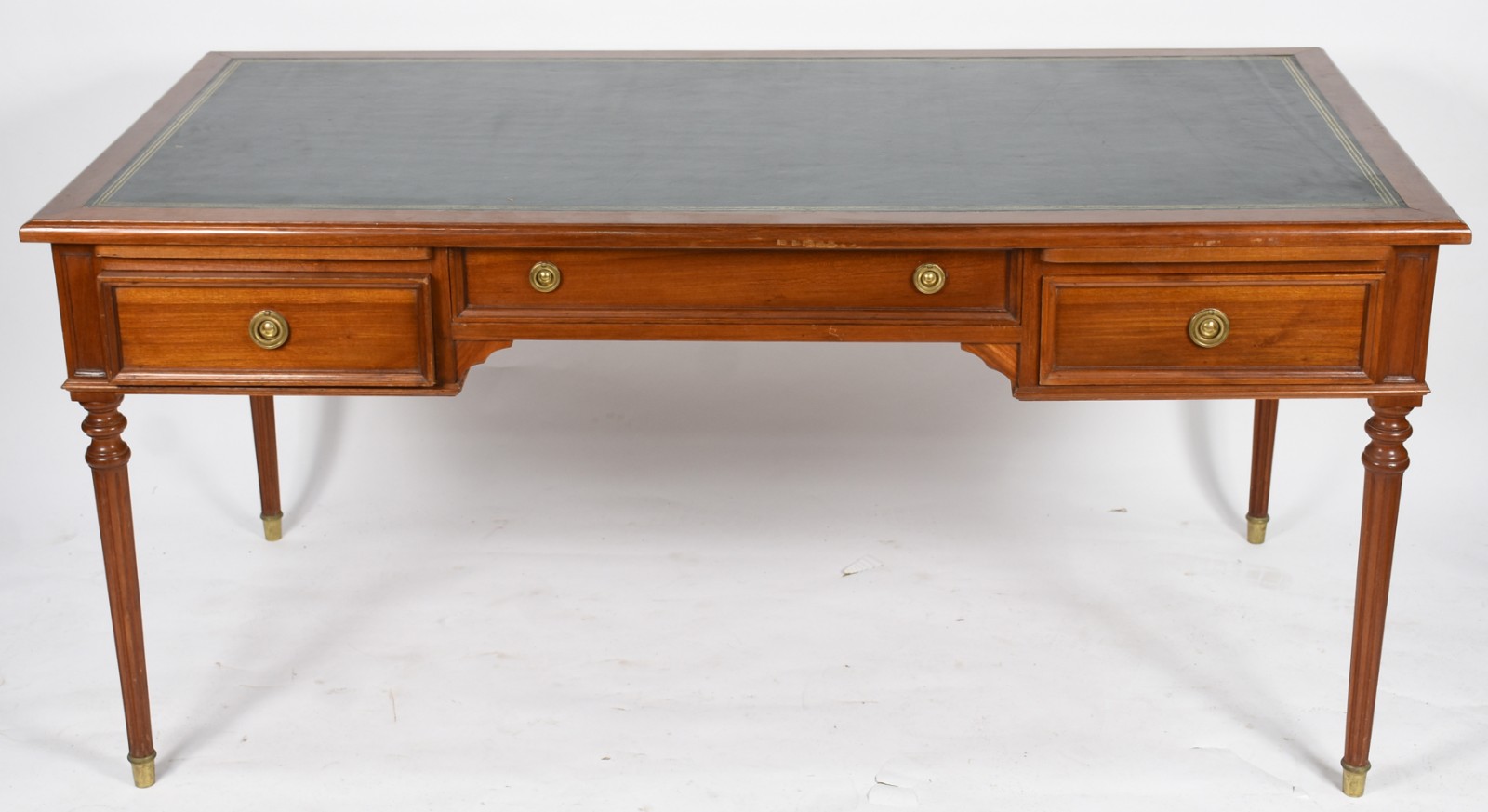 Mesa de escritório de madeira nobre, tres gavetas, duas pranchas... - foto 2 de 6