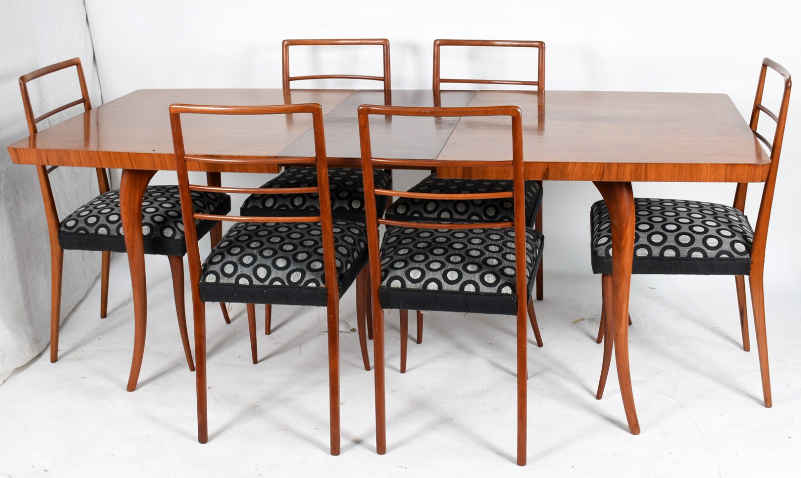 Mesa de jantar de madeira nobre, anos 60, com 6 cadeiras com assentos... - foto 1 de 10