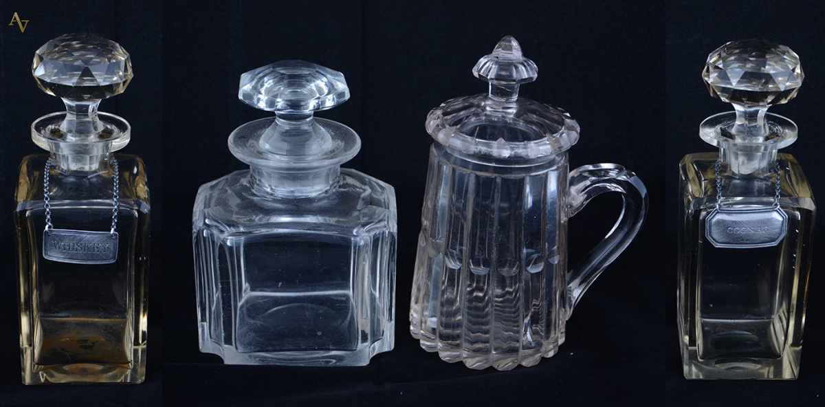 Quatro peças de cristal europeu, sendo par de garrafas ( altura 22 cm...