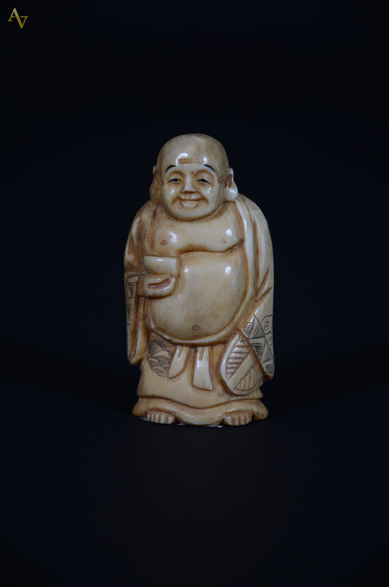 Okimono de marfim, altura 7 cm.