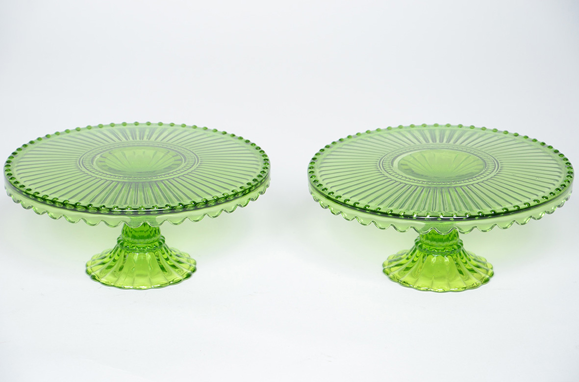 Par de fruteiras de vidro verde. Altura 9 cm e diâmetro 20 cm.