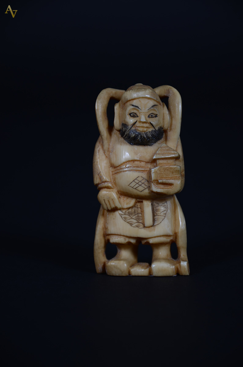 Okimono de marfim, altura 7 cm.