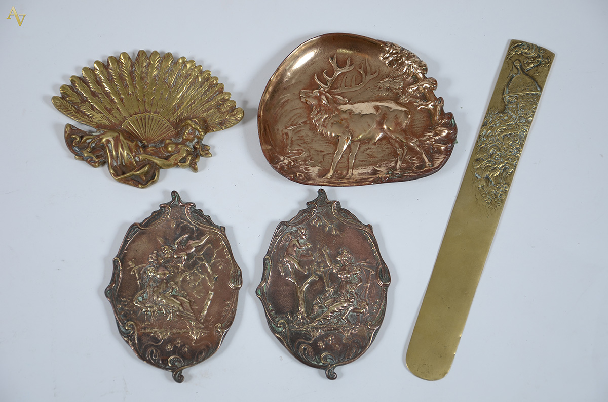 Quatro placas de bronze (uma assinada BERNDORF) com figuras em relevo...