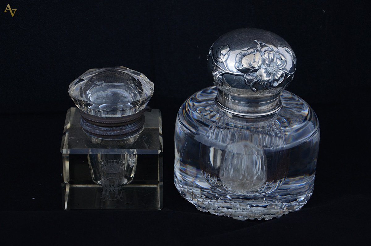 Dois tinteiros de cristal europeu, alturas 13 e 11 cm.