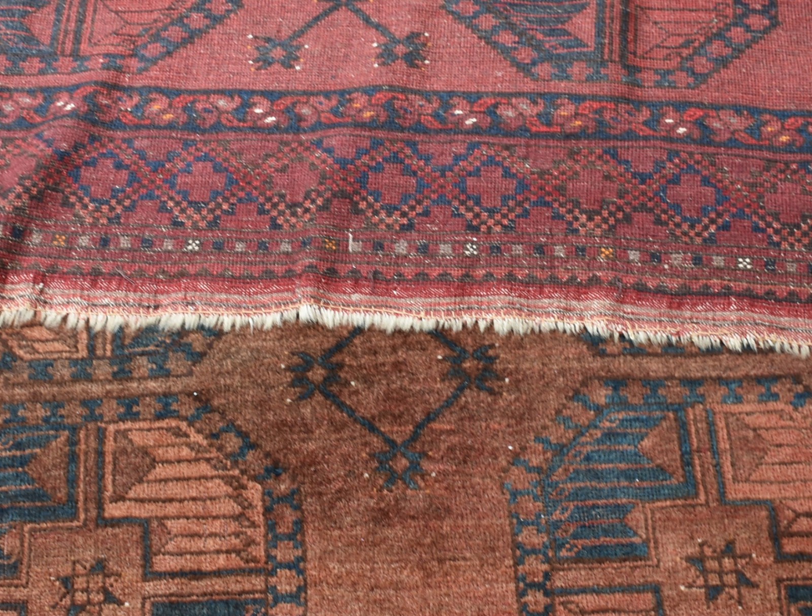 Tapete oriental (com desgastes e restauro). - foto 2 de 2