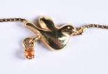Colar de ouro amarelo com pingente feitio pomba... - Colar de ouro amarelo com pingente feitio pomba (Por motivos de seguranças as peças não encontram-se na loja).