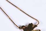 Colar de ouro amarelo com pingente feitio pomba... - Colar de ouro amarelo com pingente feitio pomba (Por motivos de seguranças as peças não encontram-se na loja).