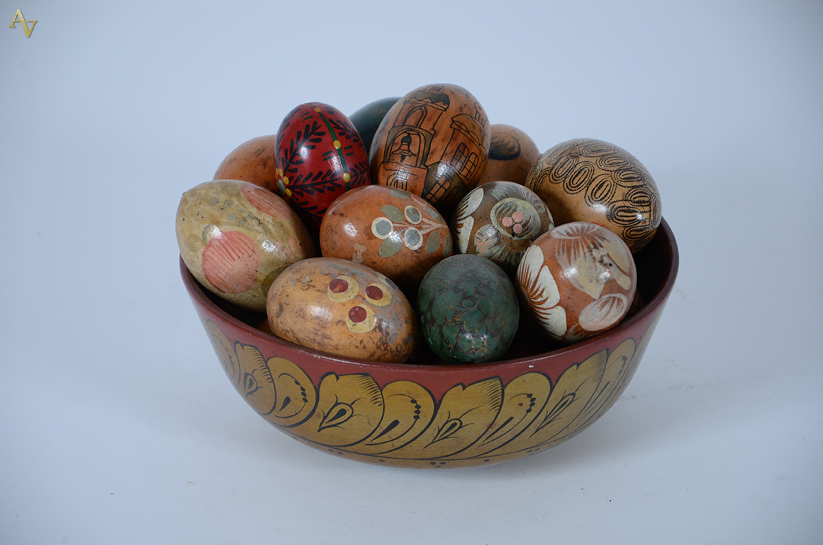 Bowl com 22 ovos russos de madeira.