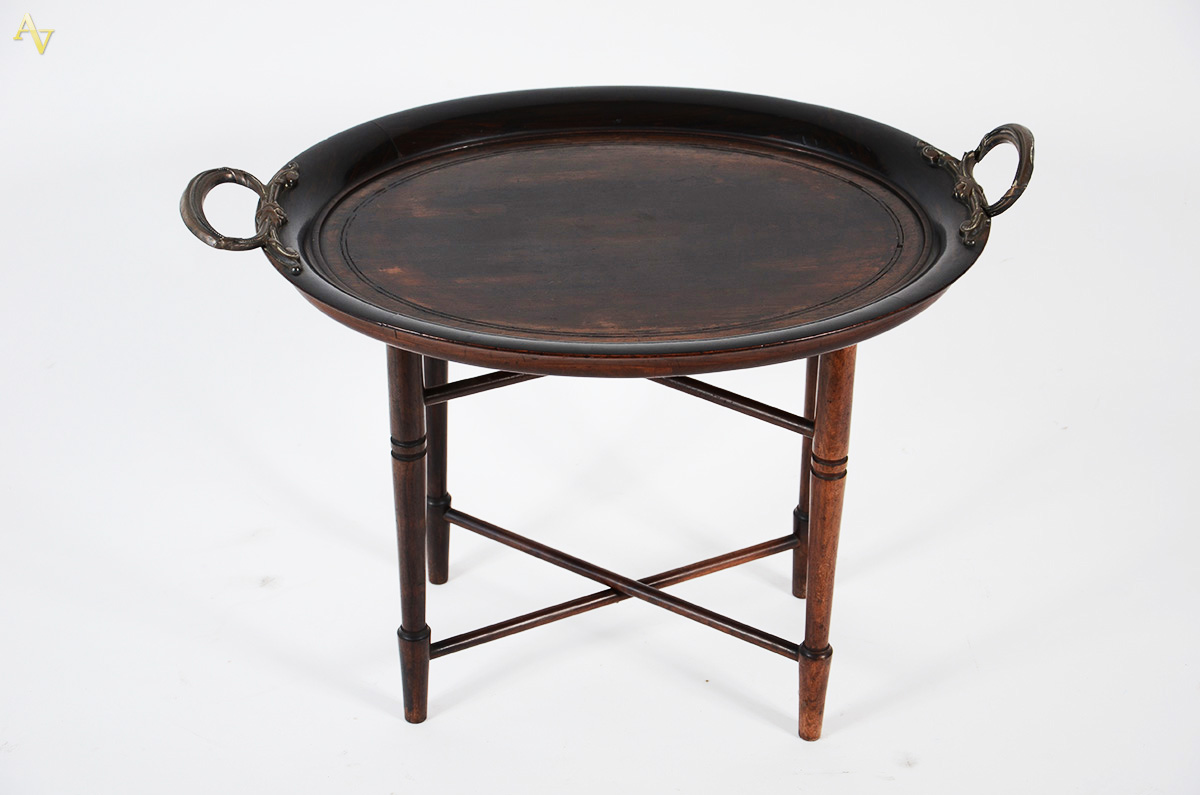 Mesa /bandeja com base de madeira, medindo 72 x 49 altura 53 cm.