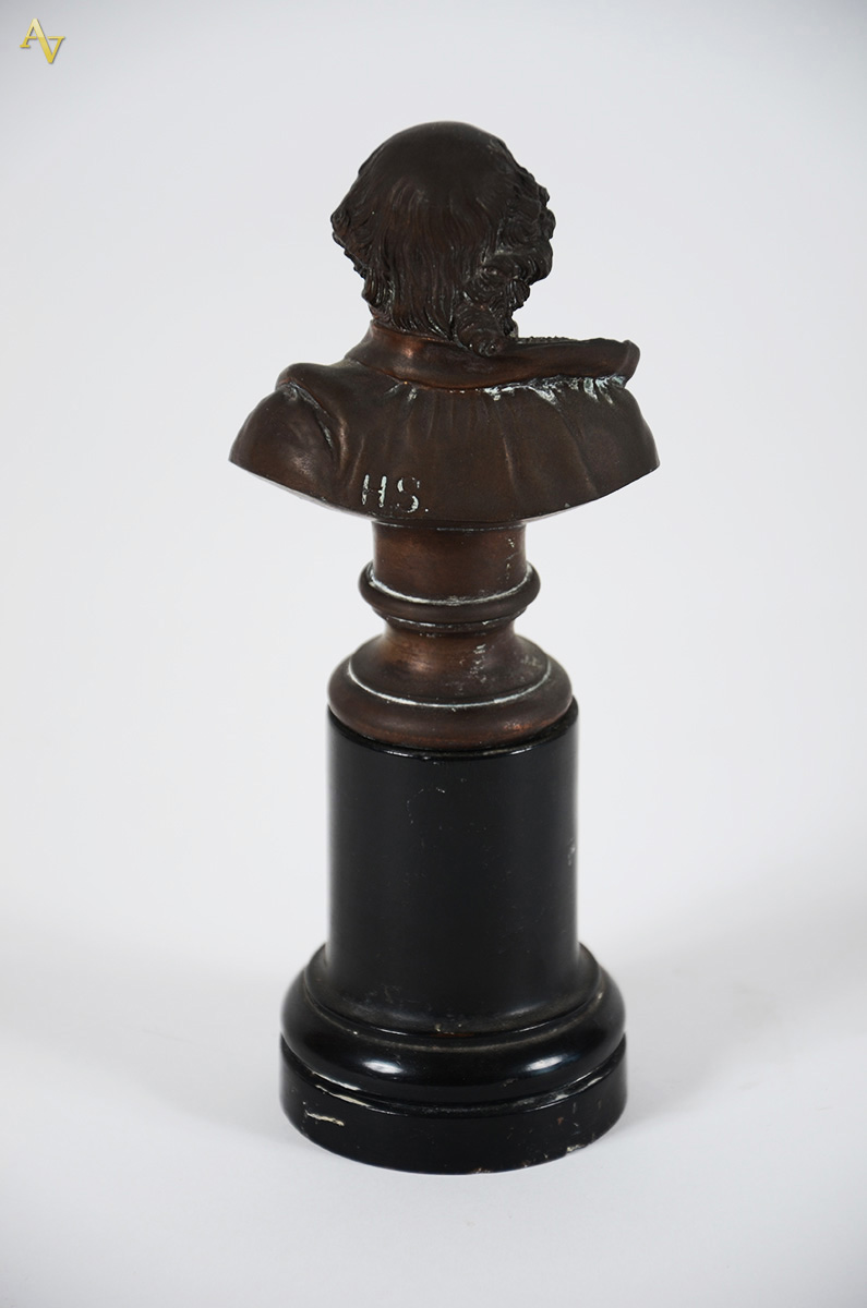 Busto repres.figura masculina, assinado. H.S., altura 20 cm. - foto 2 de 2