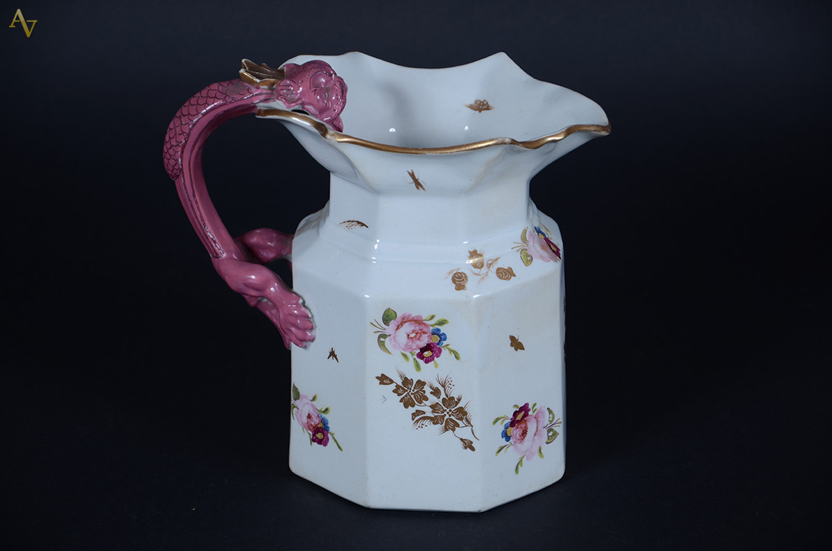 Jarra de porcelana com flores em policromia e alça na cor rosa na... - foto 1 de 2