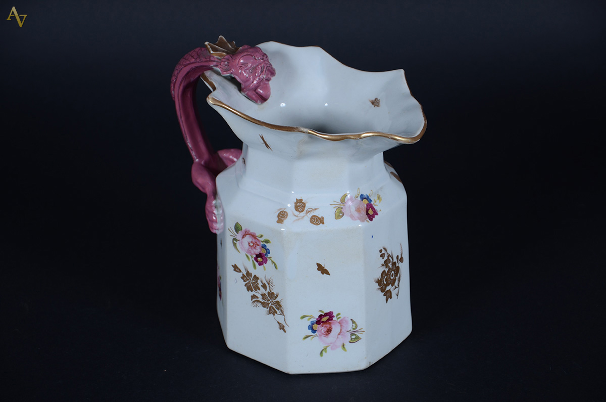 Jarra de porcelana com flores em policromia e alça na cor rosa na... - foto 2 de 2