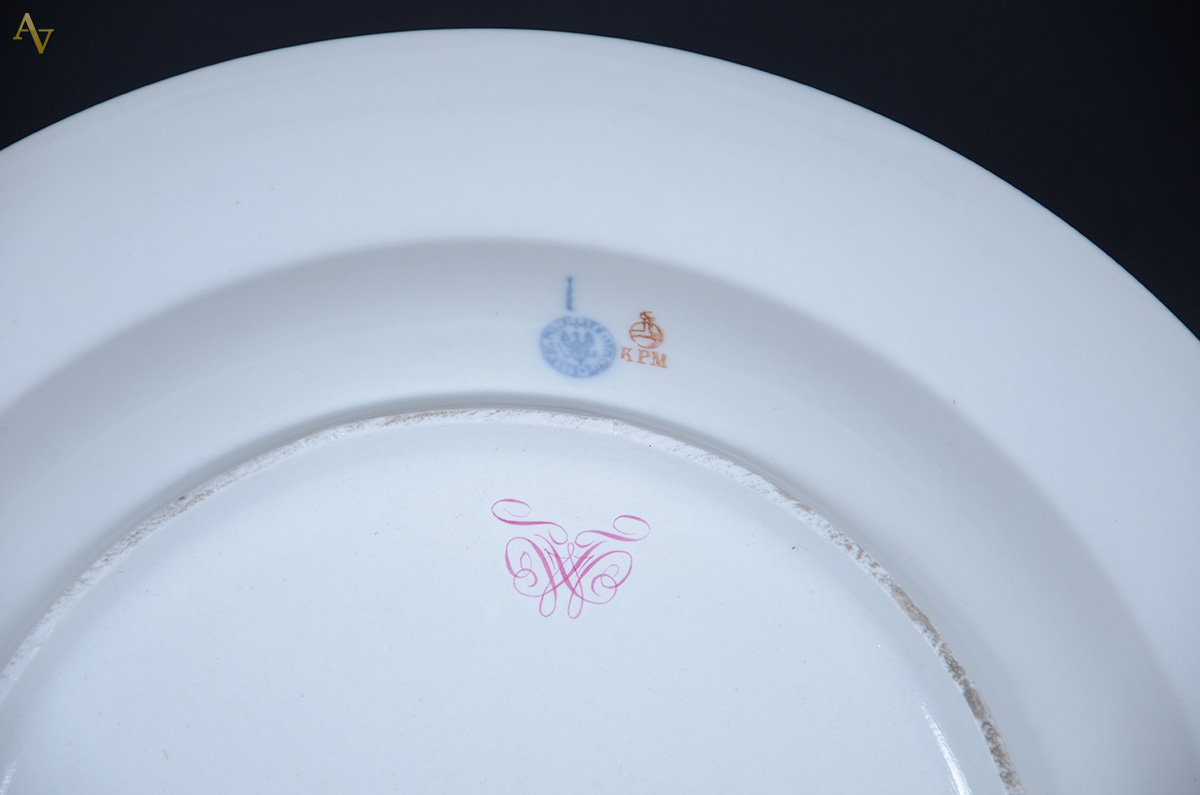 Duas Sopeiras com pratos de porcelana KPM, decoração floral com largo... - foto 3 de 3