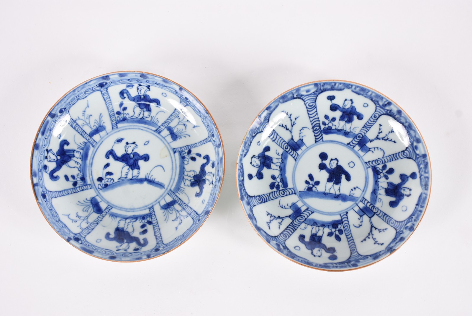 Par de pequenos pratos em porcelana oriental azul e branco (com... - foto 1 de 4