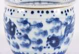 Caixa de grilos em porcelana oriental azul e br... - Caixa de grilos em porcelana oriental azul e branco. Circa 1800 (Fio de cabelo na parte interna da tampa).