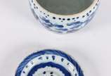 Caixa de grilos em porcelana oriental azul e br... - Caixa de grilos em porcelana oriental azul e branco. Circa 1800 (Fio de cabelo na parte interna da tampa).