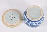 Caixa de grilos em porcelana oriental azul e br... - Caixa de grilos em porcelana oriental azul e branco. Circa 1800 (Fio de cabelo na parte interna da tampa).
