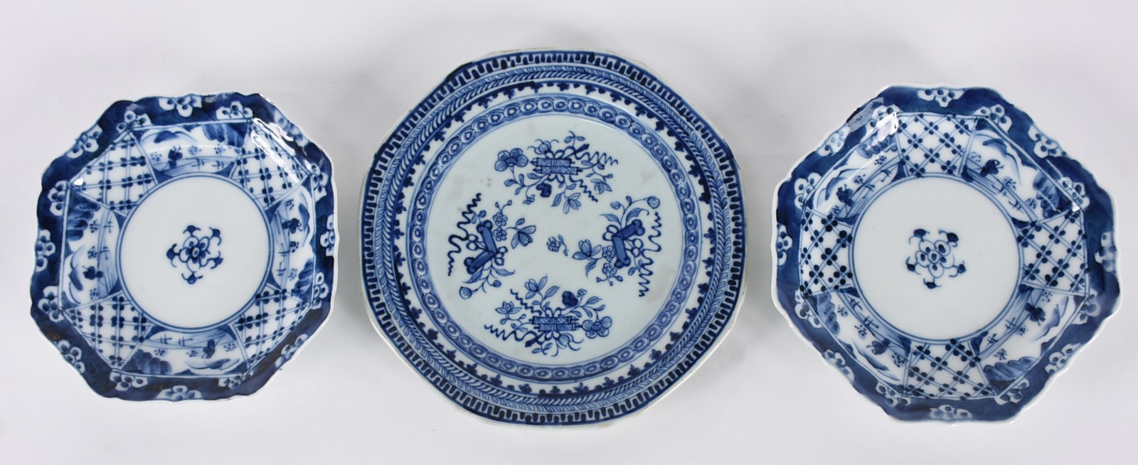 Tres pratos diversos de porcelana oriental azul e branca. O par é... - foto 1 de 4