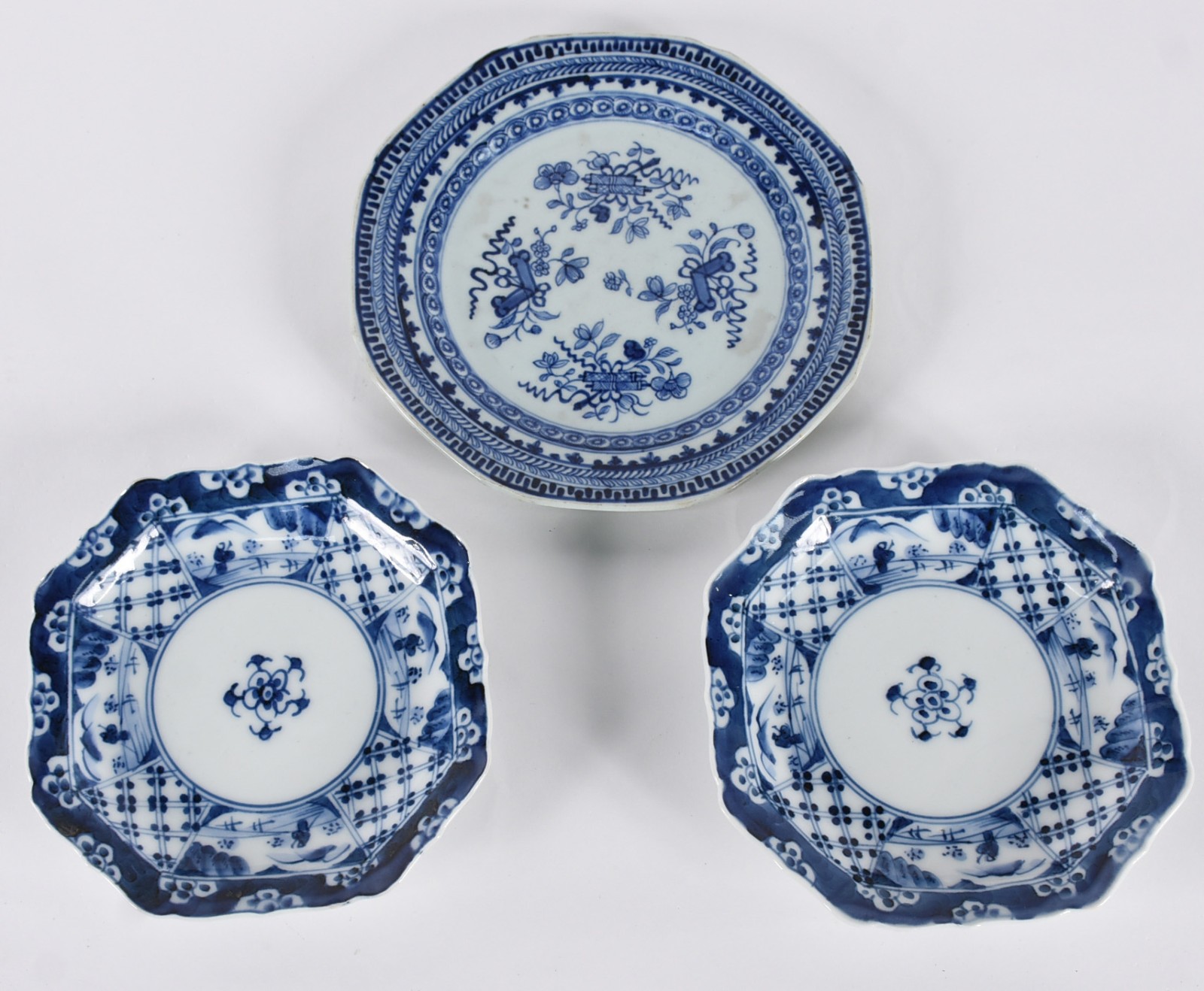 Tres pratos diversos de porcelana oriental azul e branca. O par é... - foto 2 de 4