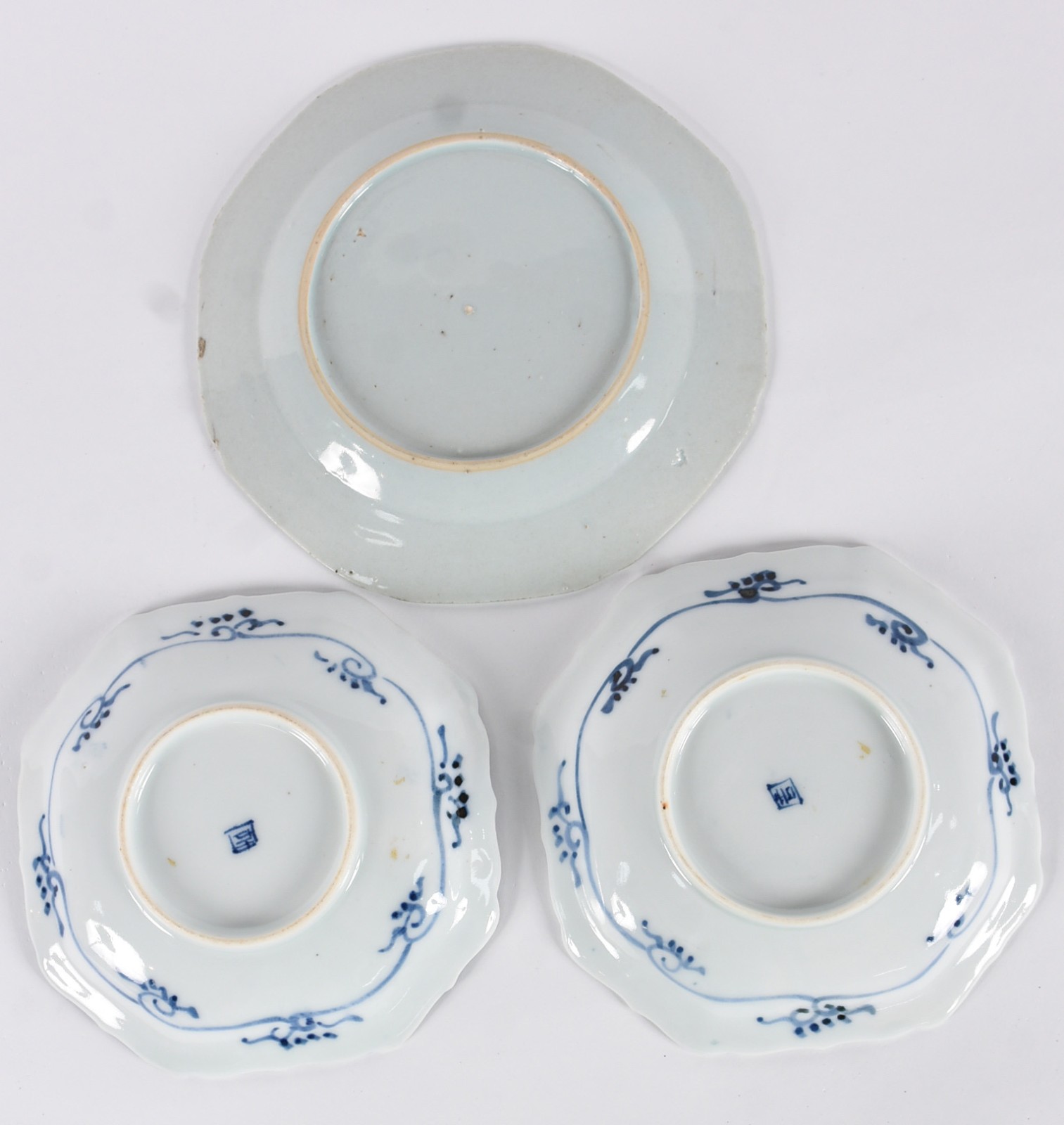 Tres pratos diversos de porcelana oriental azul e branca. O par é... - foto 3 de 4
