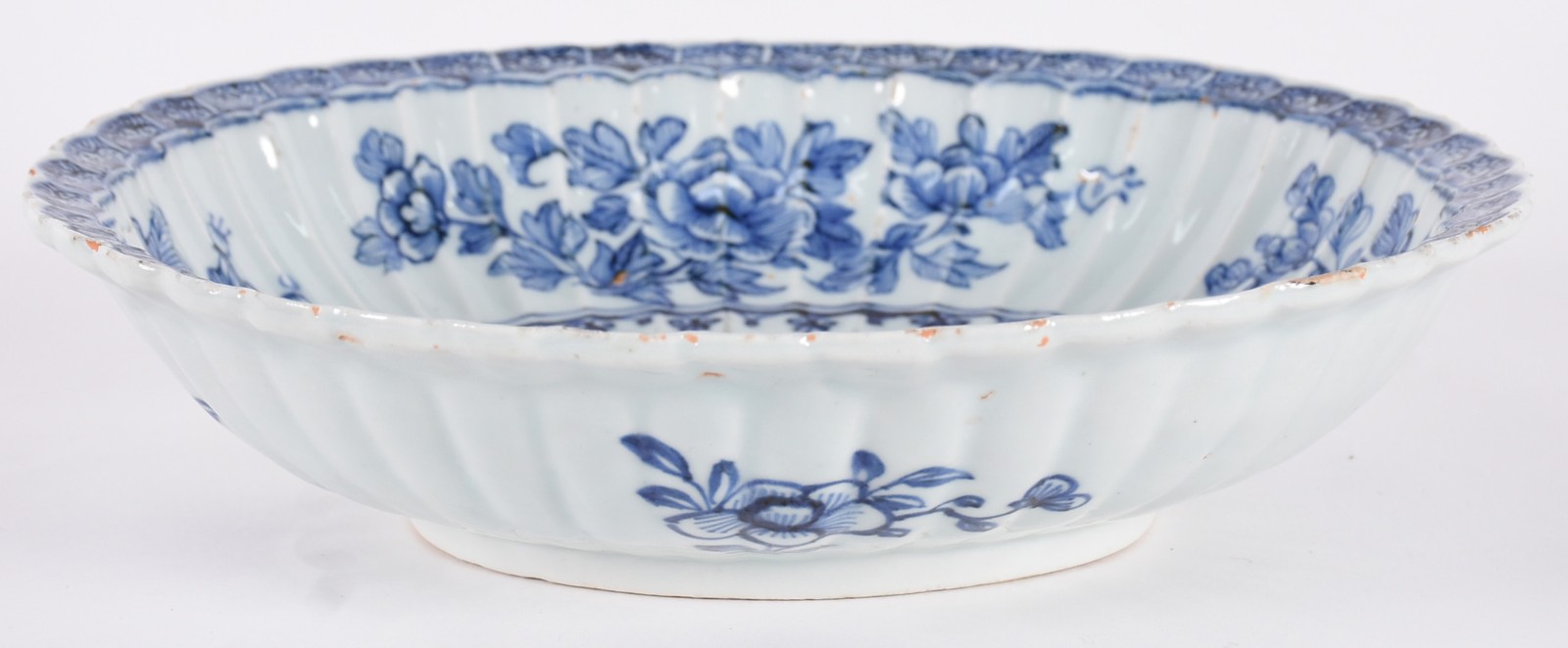 Bowl gomado em porcelana oriental azul e branco (mínimos bicados na... - foto 2 de 3