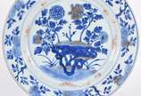 Cia das Índias (1481),  - Antigo medalhão de porcelana Companhia das Índias, decoração em azul com relevos em vermelho, marca de “Objeto Precioso” no verso. Século XVIII.