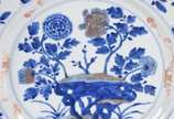Cia das Índias (1481),  - Antigo medalhão de porcelana Companhia das Índias, decoração em azul com relevos em vermelho, marca de “Objeto Precioso” no verso. Século XVIII.