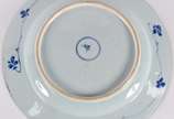 Cia das Índias (1481),  - Antigo medalhão de porcelana Companhia das Índias, decoração em azul com relevos em vermelho, marca de “Objeto Precioso” no verso. Século XVIII.