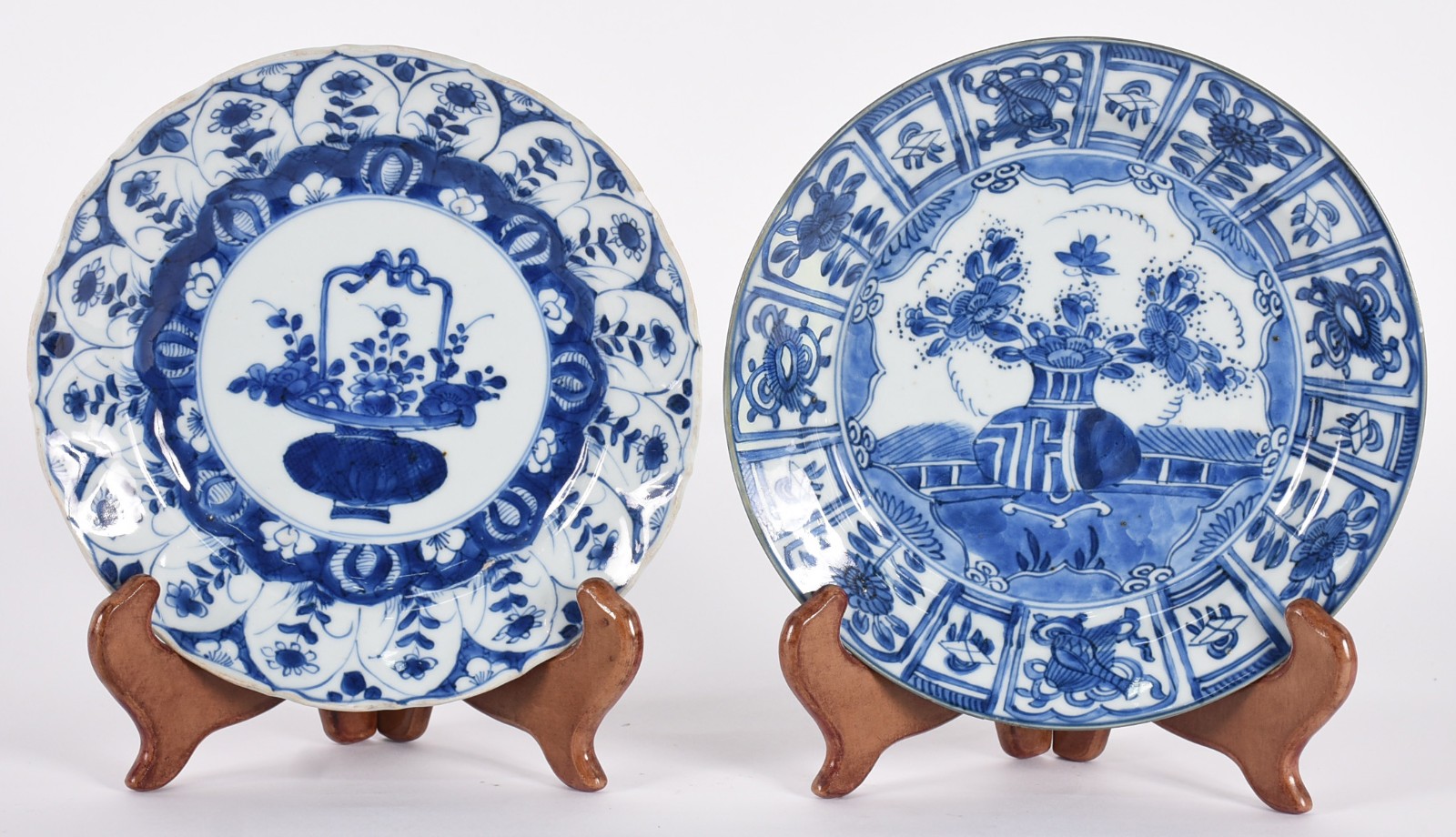 Dois pratos de porcelana oriental azul e branco, Marcas de “Objeto... - foto 1 de 4