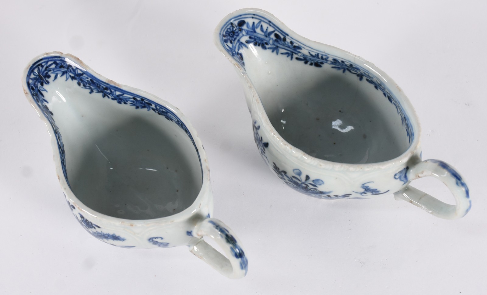 Par de molheiras orientais em porcelana azul e branco, Reinado... - foto 3 de 6