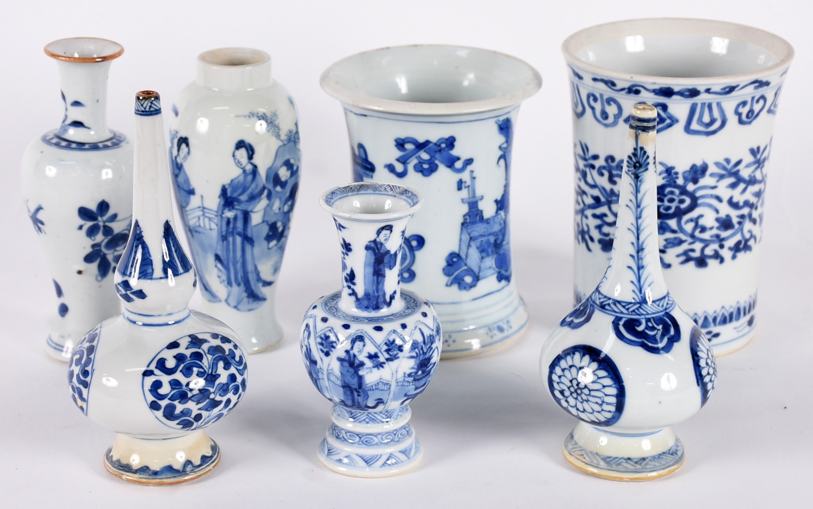Diversas peças de porcelana oriental azul e branca, sendo dois porta... - foto 1 de 7