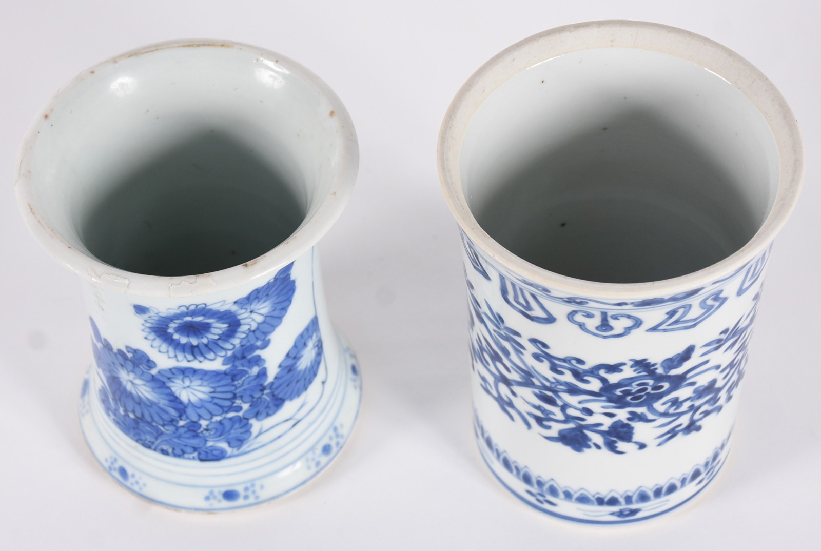 Diversas peças de porcelana oriental azul e branca, sendo dois porta... - foto 5 de 7