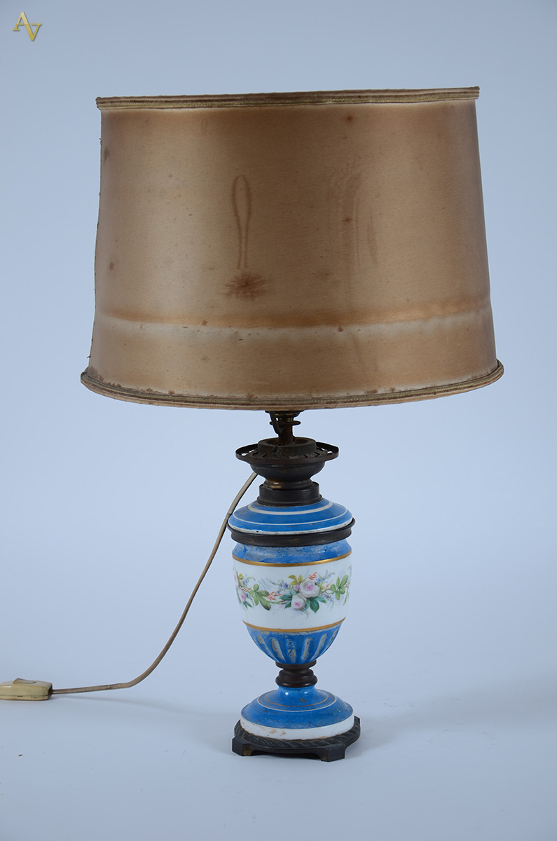 Abajour de porcelana francesa na cor azul decorada com faixa floral...