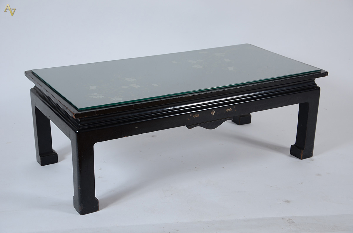 Mesa de centro de madeira com lacca preta chinesa, medindo 50 x 100... - foto 1 de 2