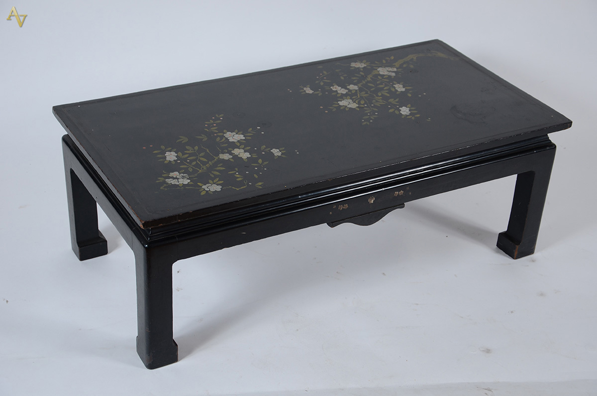 Mesa de centro de madeira com lacca preta chinesa, medindo 50 x 100... - foto 2 de 2