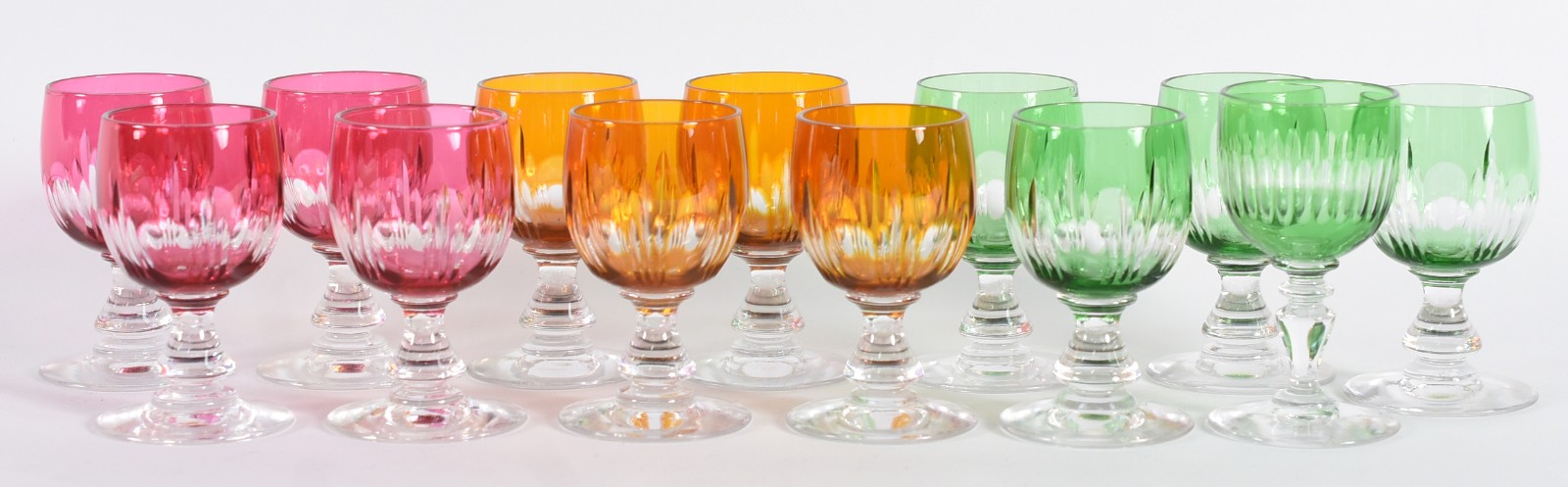 Conjunto com 12 cálices de cristal europeu em diversas cores... - foto 1 de 4
