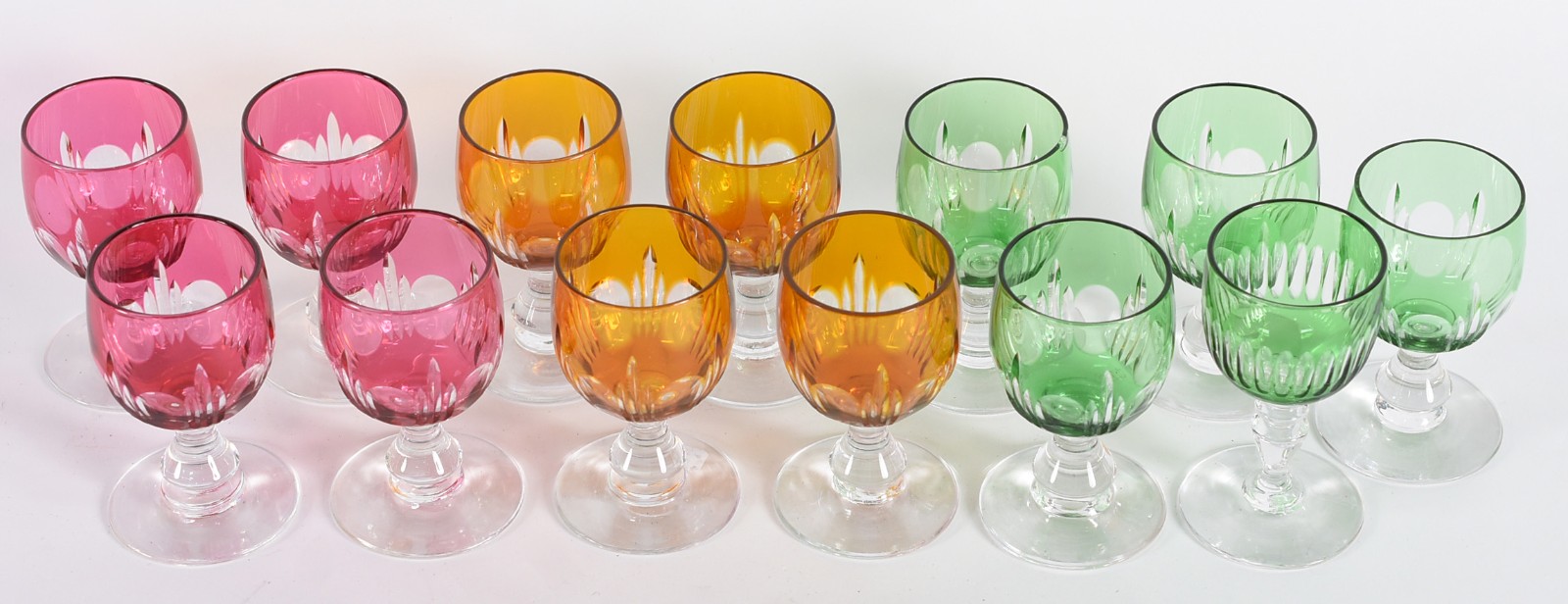 Conjunto com 12 cálices de cristal europeu em diversas cores... - foto 2 de 4