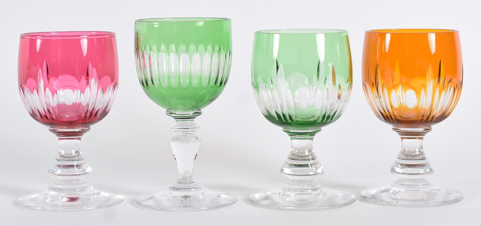 Conjunto com 12 cálices de cristal europeu em diversas cores... - foto 3 de 4