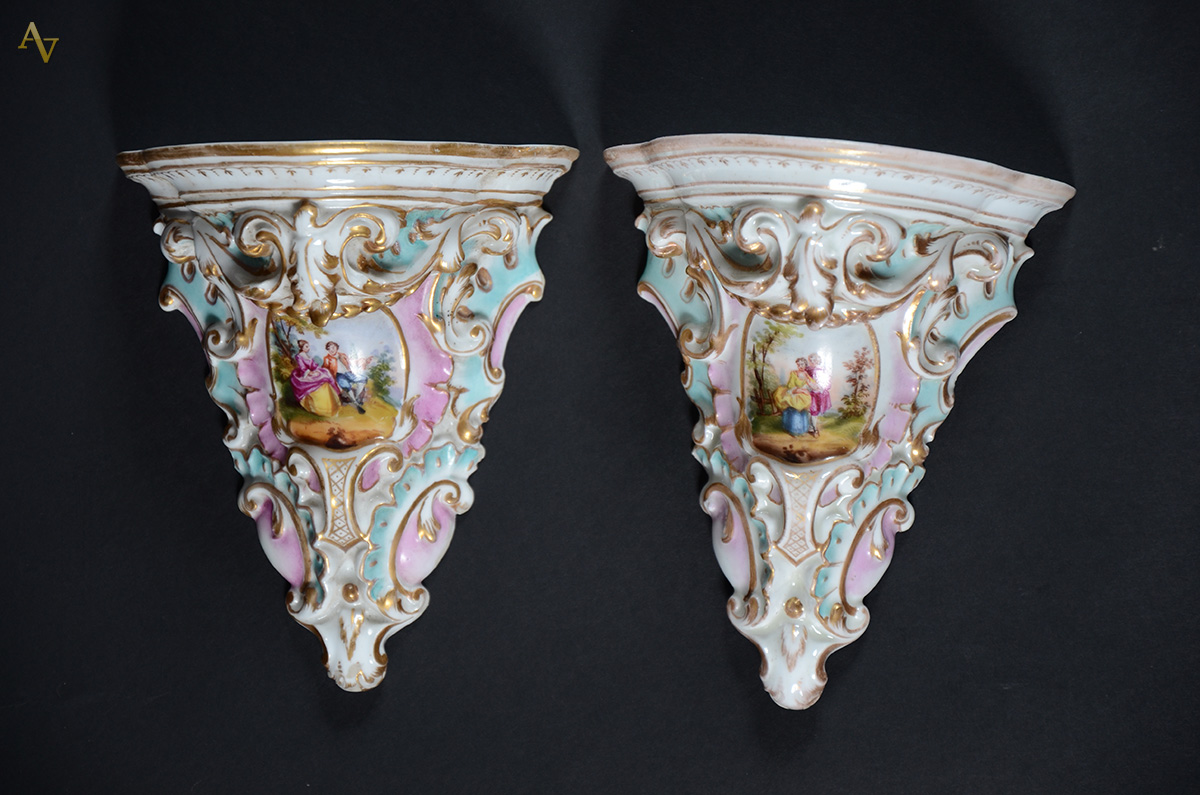 Par de pequenas peanhas de porcelana de Dresden