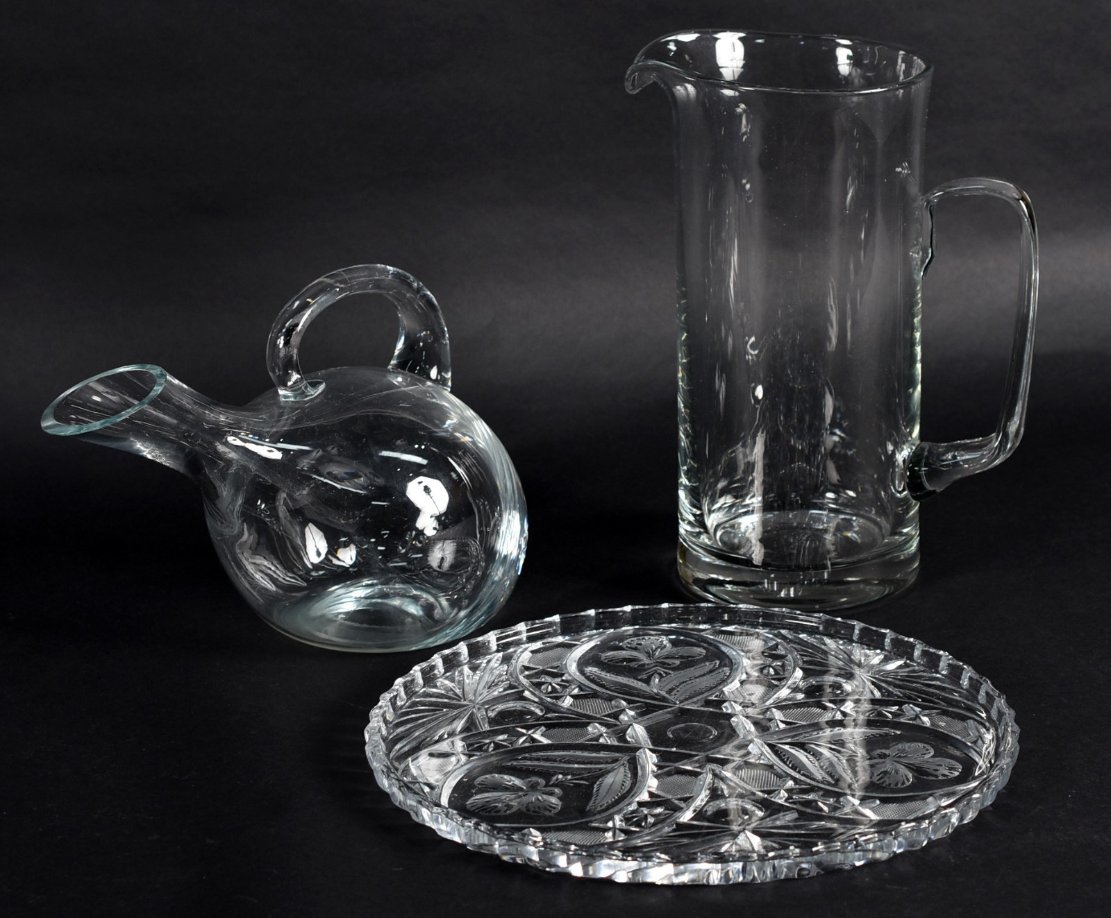 Três peças de cristal, sendo jarra, decanteur e prato para bolo. - foto 1 de 4