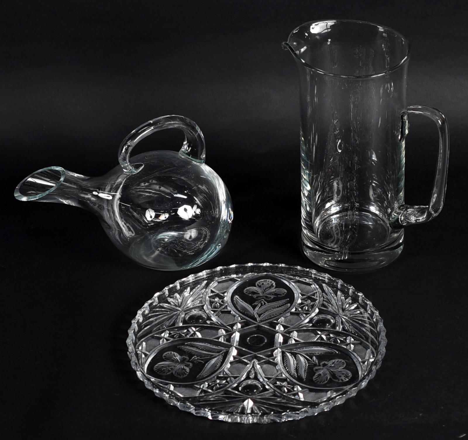 Três peças de cristal, sendo jarra, decanteur e prato para bolo. - foto 2 de 4