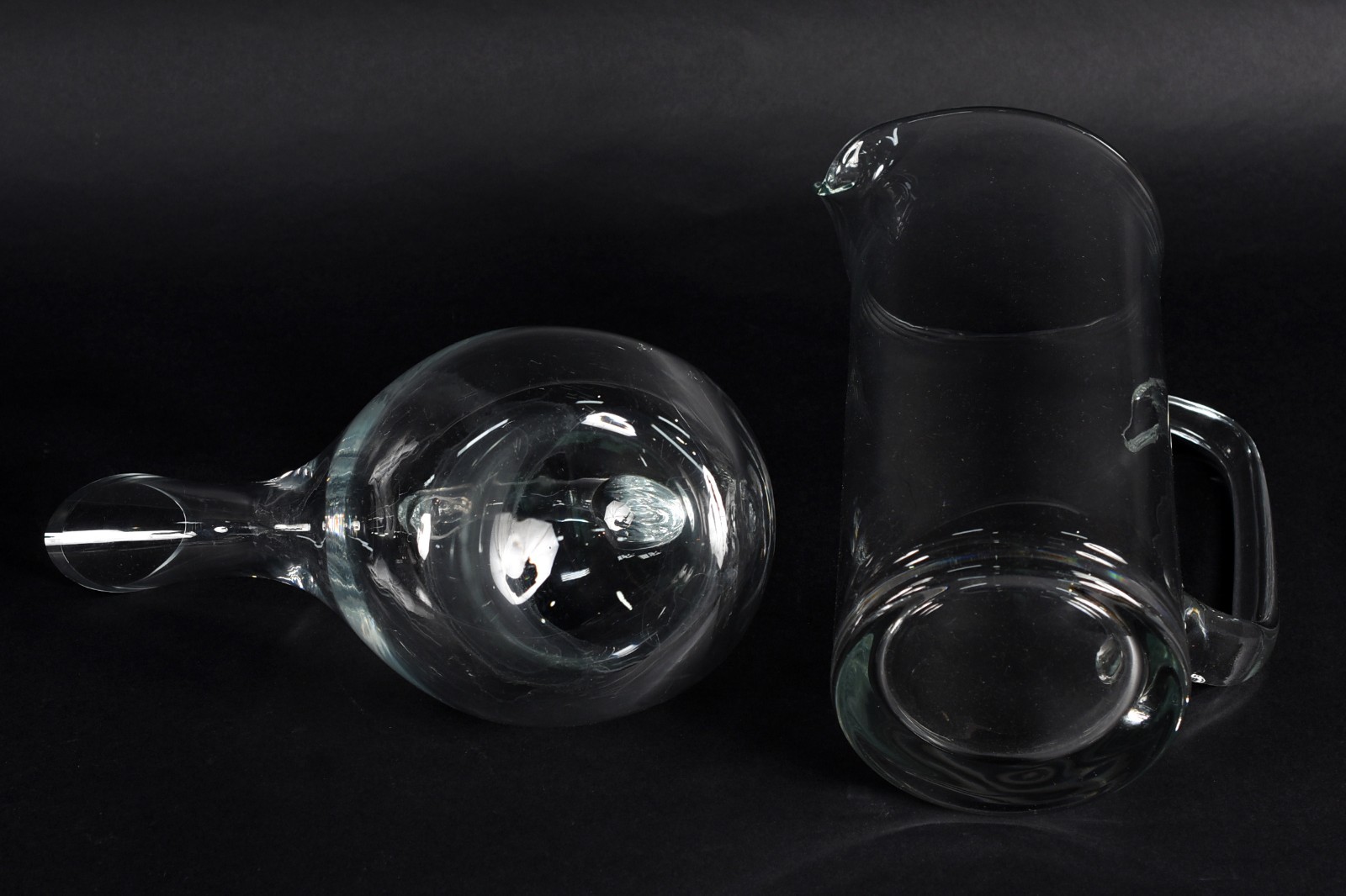 Três peças de cristal, sendo jarra, decanteur e prato para bolo. - foto 4 de 4