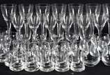 Conjunto de copos de vidro branco composto de: ... - Conjunto de copos de vidro branco composto de:  5 taças para cerveja, 6 para vinho tinto, 7 para vinho branco, 4 para Whisky, 23 para batida (mo...
