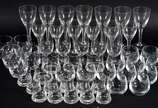 Conjunto de copos de vidro branco composto de: ... - Conjunto de copos de vidro branco composto de:  5 taças para cerveja, 6 para vinho tinto, 7 para vinho branco, 4 para Whisky, 23 para batida (mo...
