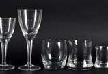 Conjunto de copos de vidro branco composto de: ... - Conjunto de copos de vidro branco composto de:  5 taças para cerveja, 6 para vinho tinto, 7 para vinho branco, 4 para Whisky, 23 para batida (mo...