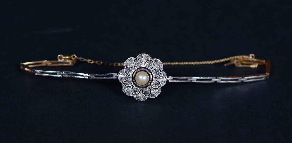 Antiga pulseira de ouro 18 k com flor, pérola e brilhantes, peso 10,5...