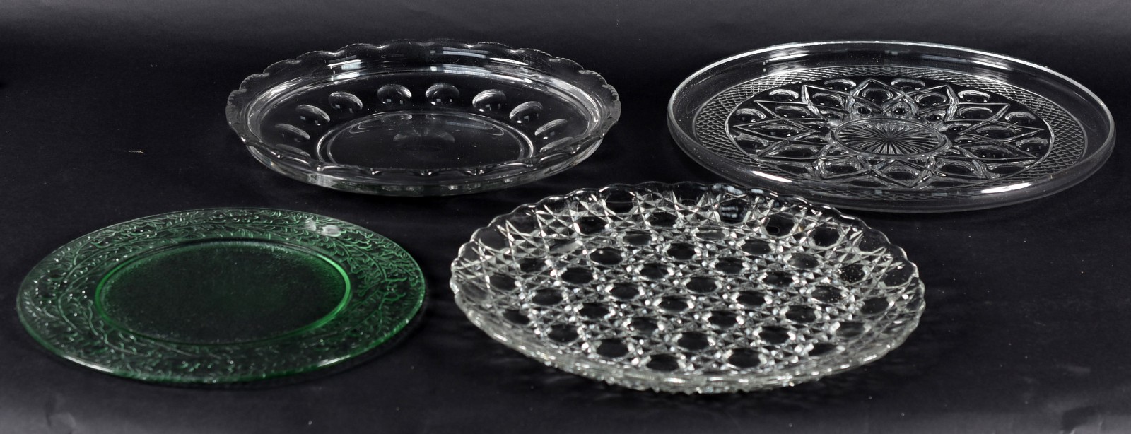 Quatro pratos para sobremesa de cristal de diversas procedências. - foto 1 de 2