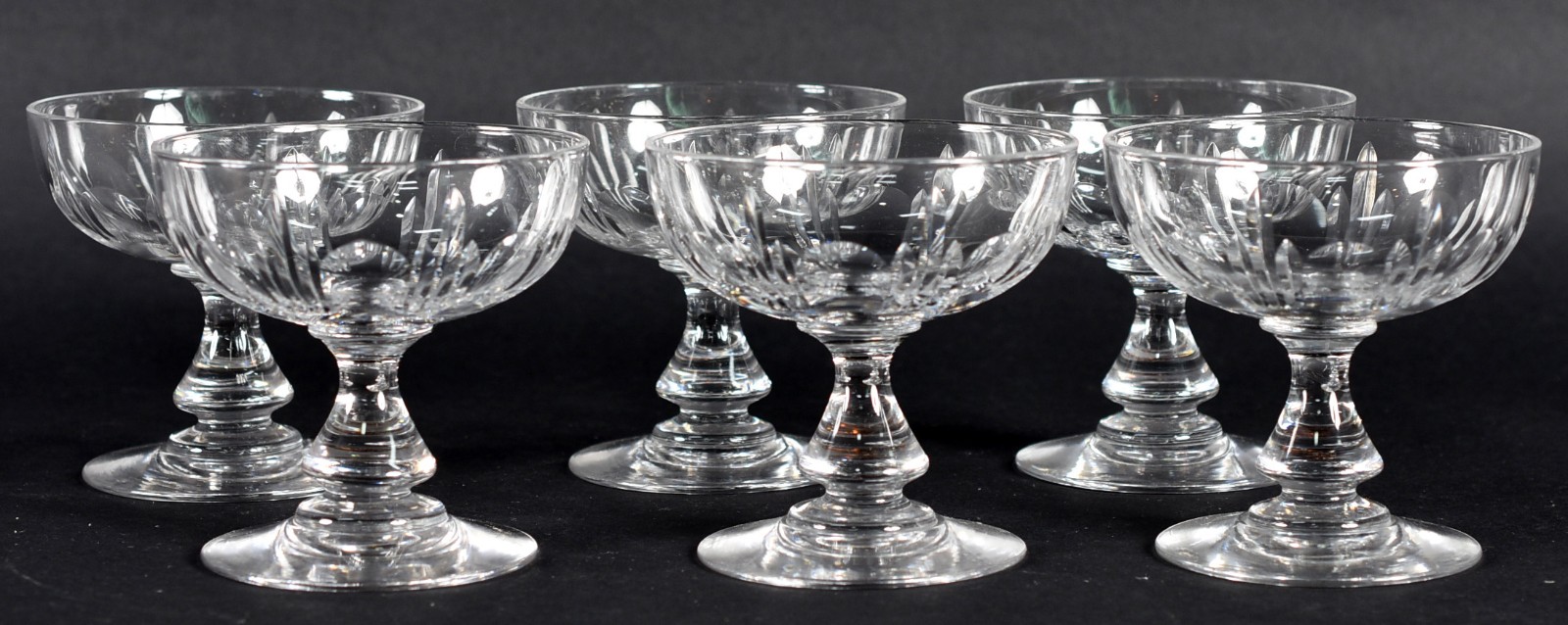 Seis taças de cristal europeu, possivelmente BACCARAT, para champagne. - foto 1 de 3
