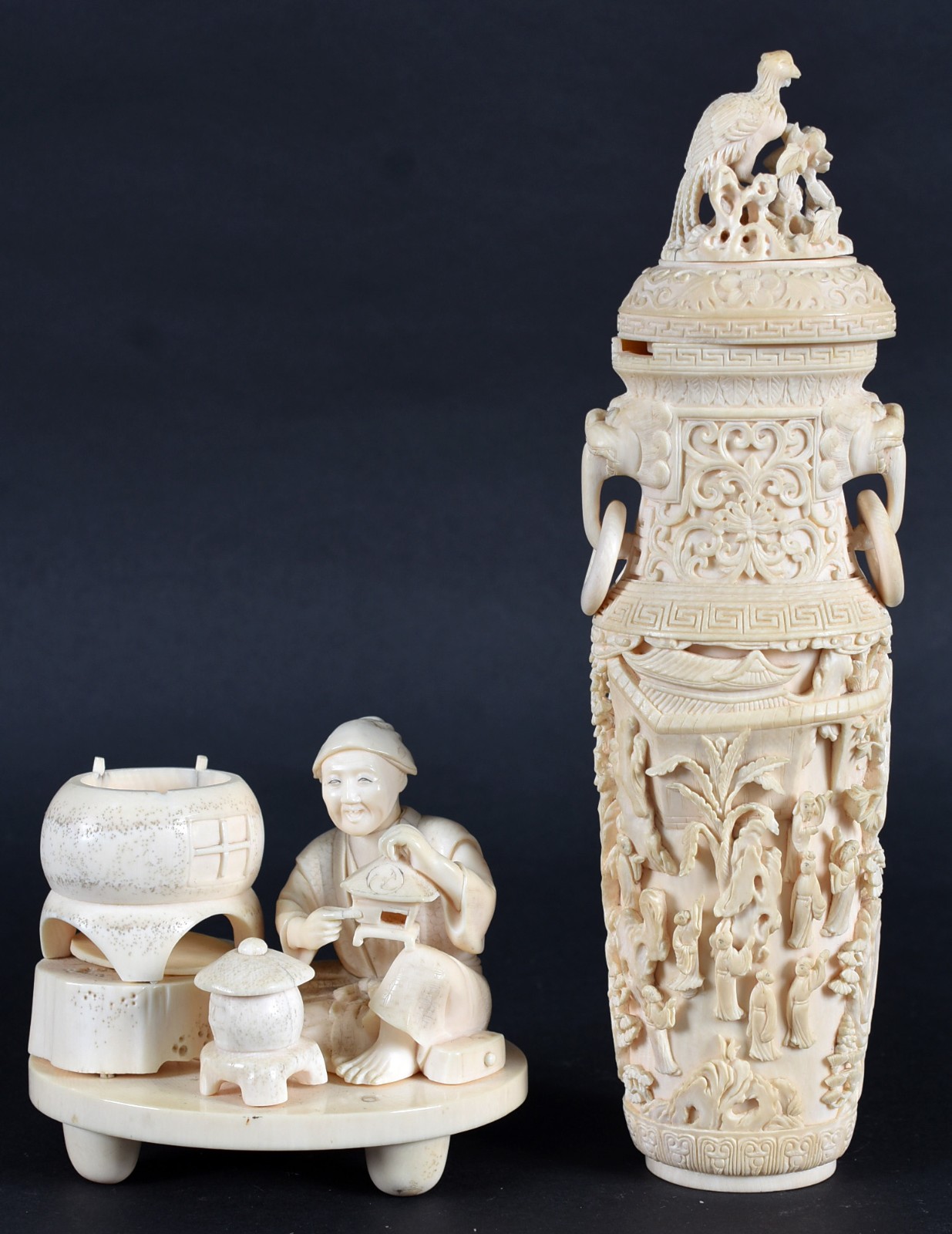 Duas estatuetas de marfim, sendo um vaso trabalhado com figuras e... - foto 1 de 9