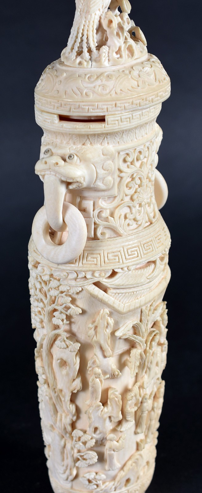 Duas estatuetas de marfim, sendo um vaso trabalhado com figuras e... - foto 2 de 9